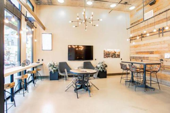 WanderJaunt Modern Downtown San Diego Apts - thumb 4