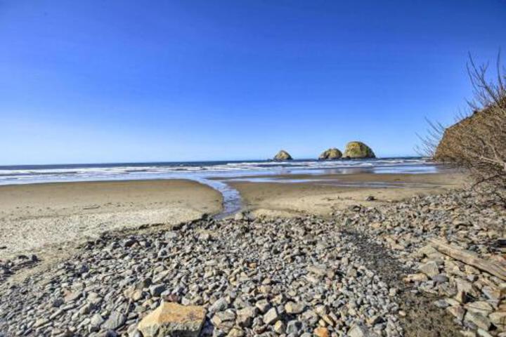 Oceanside Home With Garden Walk To Beach! - thumb 4