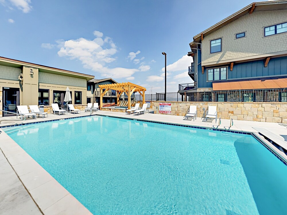 New Listing! Blackstone All Suite W / Pool & Gym 2 Bedroom Condo - thumb 6