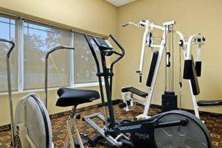 Super 8 Monterey - thumb 2