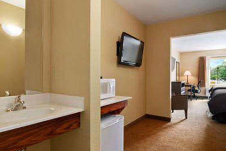 Super 8 Monterey - thumb 5