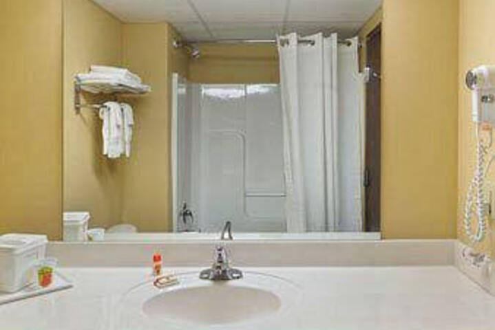 Super 8 Monterey - thumb 0