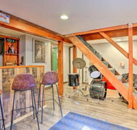 Chic Poconos Chalet with Deck  Lake Access - Accommodation Indiana