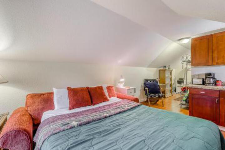 Studio By The Gazebo In Langley - thumb 2