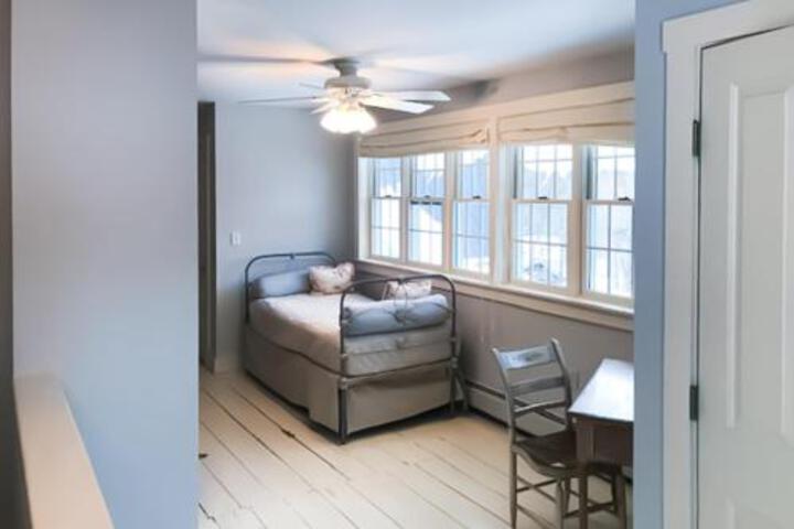 Lincoln Escape - thumb 1