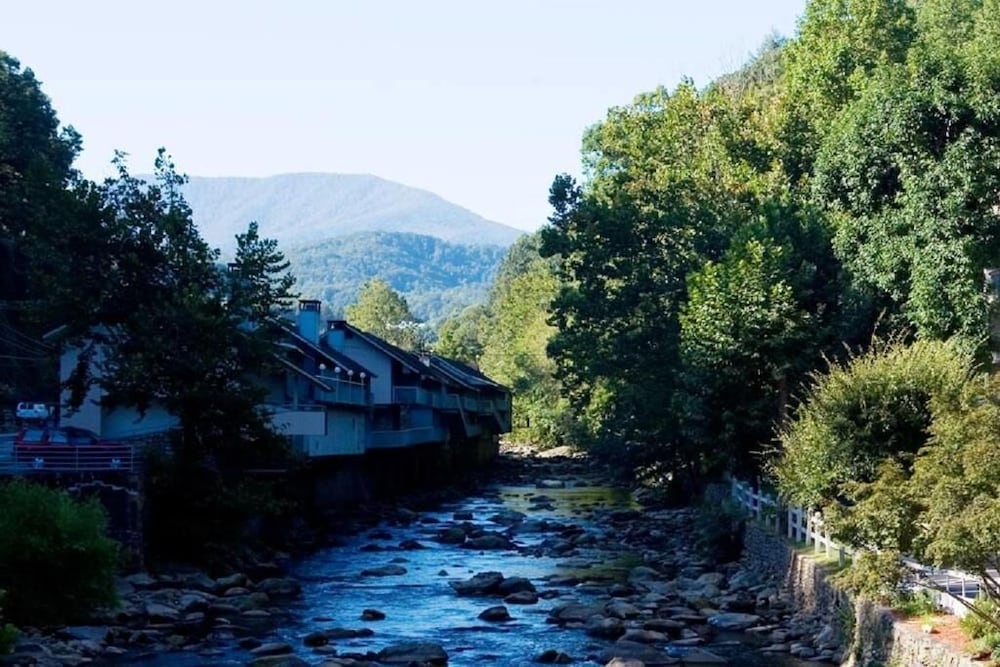 Rocky Waters Motor Inn - thumb 0