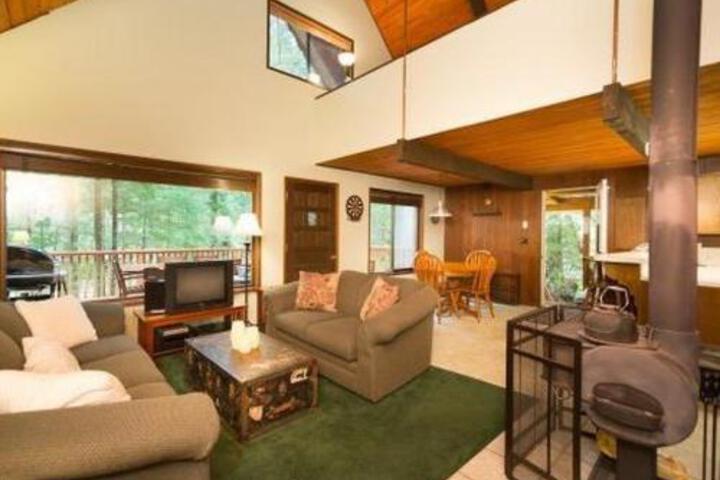 Holiday Home 98SL Cozy Cabin W / Hot Tub - thumb 3