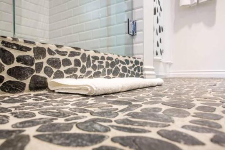 BRAND NEW Huge Ace Hotel Style Loft - thumb 0