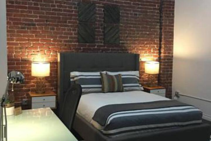 BRAND NEW Huge Ace Hotel Style Loft - thumb 6