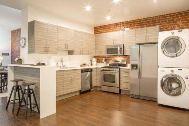 BRAND NEW Huge Ace Hotel Style Loft - thumb 5