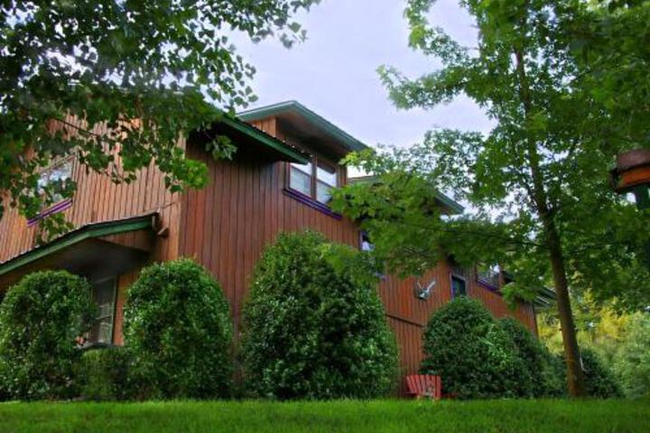 Cedar House Inn & Yurts - thumb 0