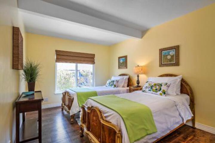 East Beach Bungalow Back Unit - thumb 6