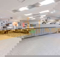 Super 8 by Wyndham Alma - Accommodation Indiana