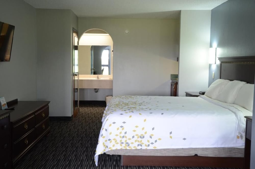 Gateway Inn And Suites - thumb 4