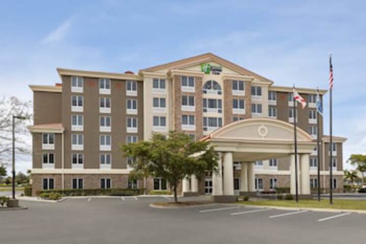 Holiday Inn Express Hotel & Suites Fort Myers East - The Forum, An IHG Hotel - thumb 0