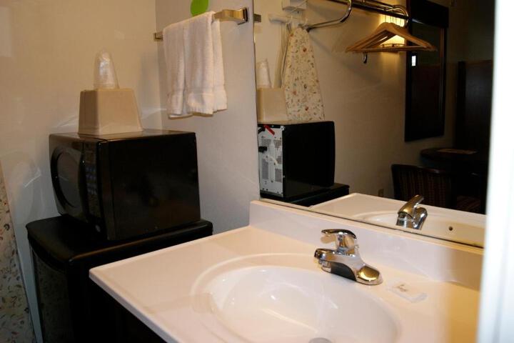 American Inn & Suites - thumb 2