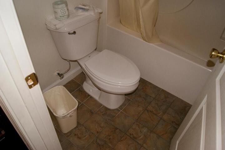 American Inn & Suites - thumb 7