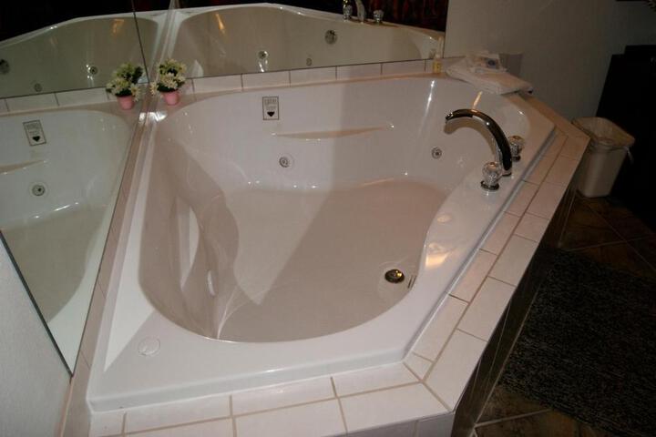 American Inn & Suites - thumb 5