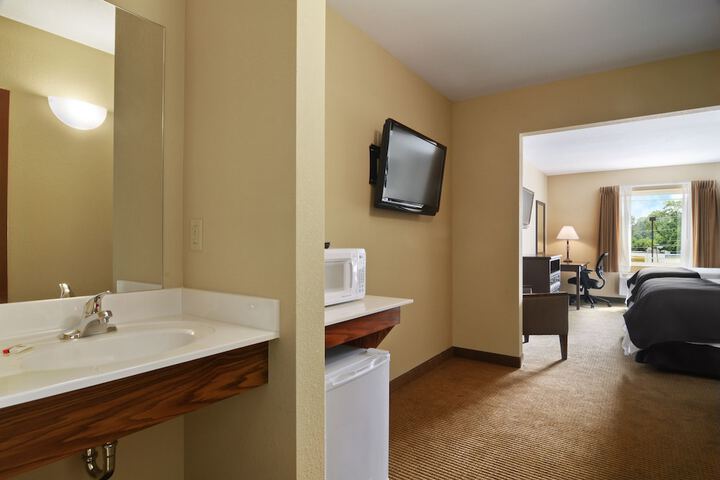 Quality Inn & Suites - thumb 4