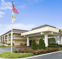 Super 8 by Wyndham Calhoun - Accommodation Indiana