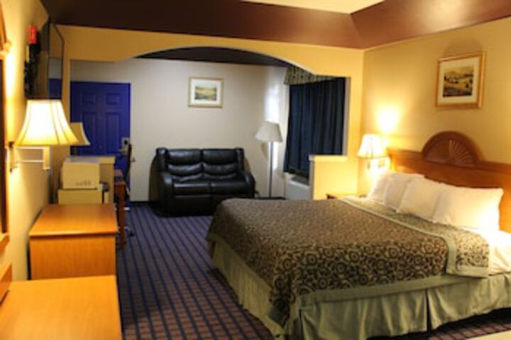 Sapphire Inn & Suites - thumb 0