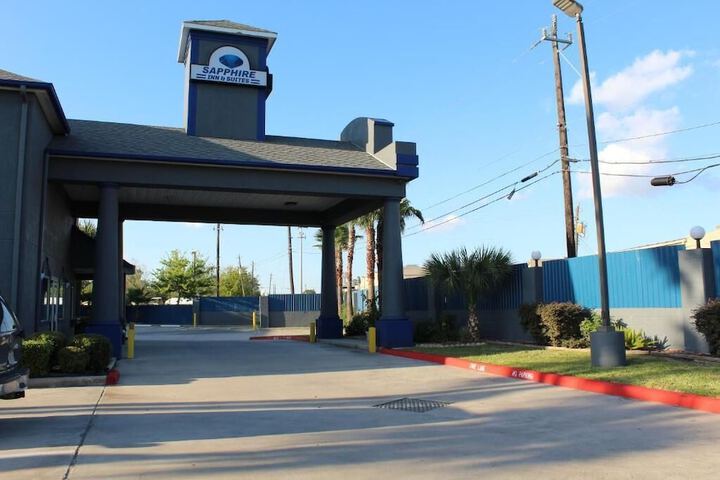 Sapphire Inn & Suites - thumb 2