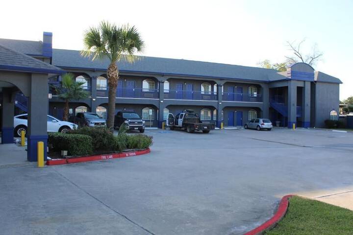 Sapphire Inn & Suites - thumb 1