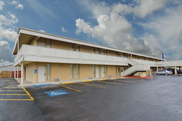 Alamo Inn & Suites - thumb 0