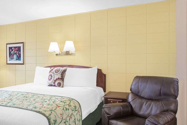 Knights Inn Ft. Madison - thumb 7