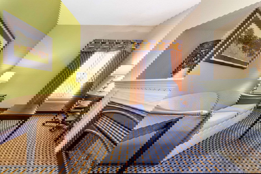 Comfort Inn & Suites - thumb 4