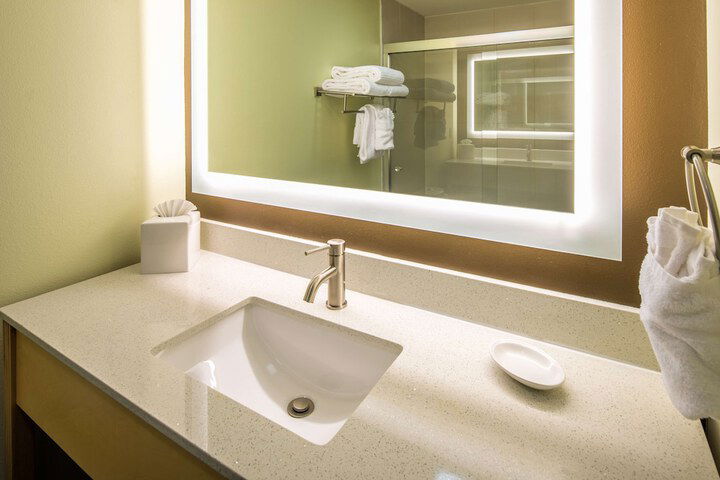 Red Lion Inn & Suites Everett - thumb 5