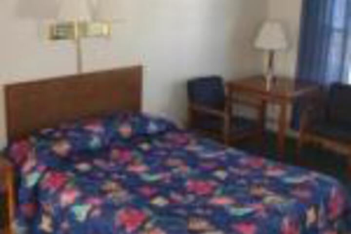 Bluffs Inn - thumb 0