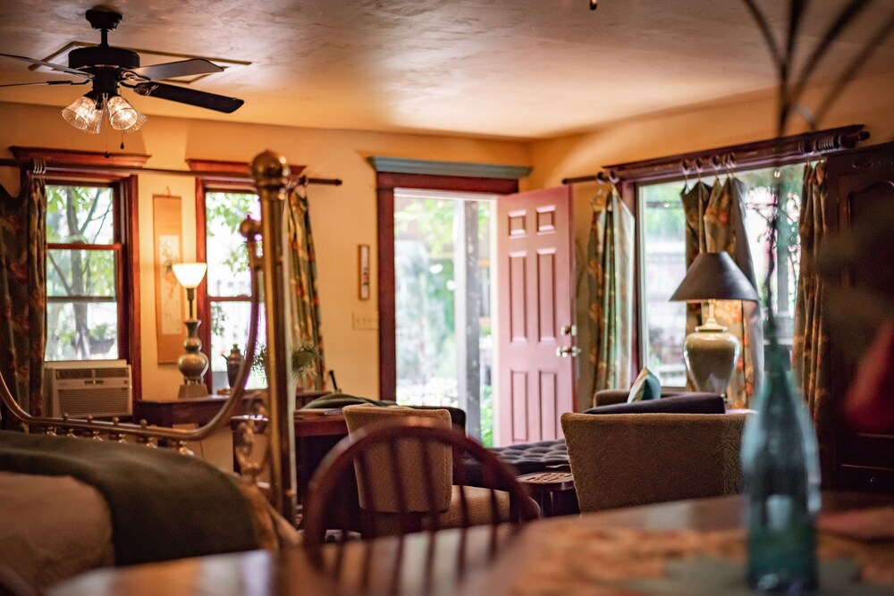 The Rusted Poppy Inn - thumb 5