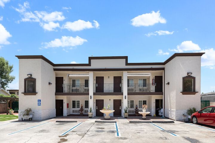 Le Blanc Inn & Suites - thumb 1