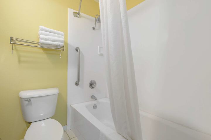 Econo Lodge Inn & Suites Triadelphia - Wheeling - thumb 4
