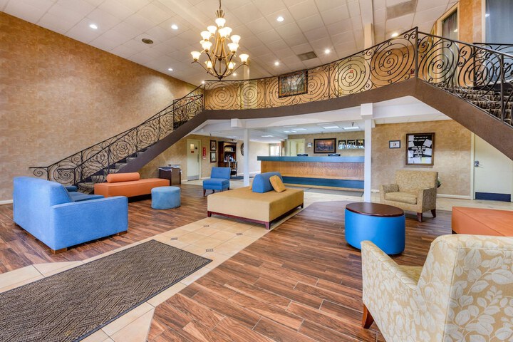 Econo Lodge Inn & Suites Triadelphia - Wheeling - thumb 2