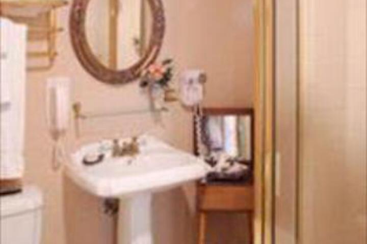 Historic Eureka Inn - thumb 0