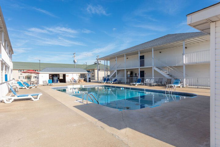 AmazInn & Suites - thumb 1