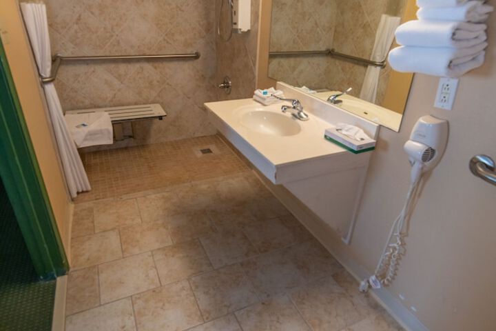 AmazInn & Suites - thumb 7