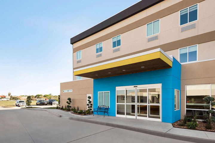 Days Inn & Suites By Wyndham Beaumont West / I-10 & Walden - thumb 3
