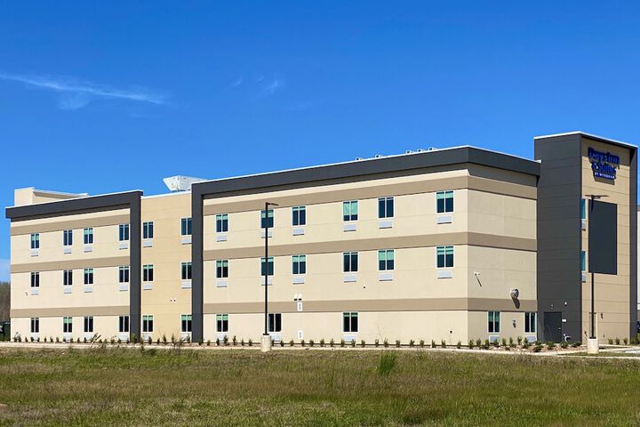 Days Inn & Suites By Wyndham Beaumont West / I-10 & Walden - thumb 1