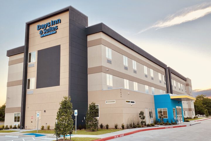 Days Inn & Suites By Wyndham Beaumont West / I-10 & Walden - thumb 2