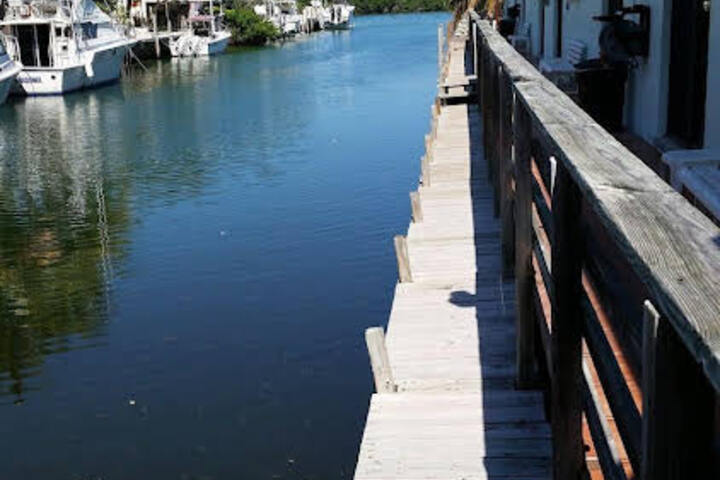 Royal Hawaiian Motel Botel - thumb 2