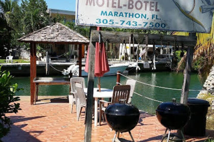 Royal Hawaiian Motel Botel - thumb 3