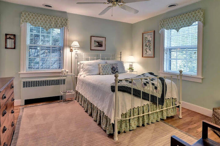 Bentley Manor Inn - thumb 2