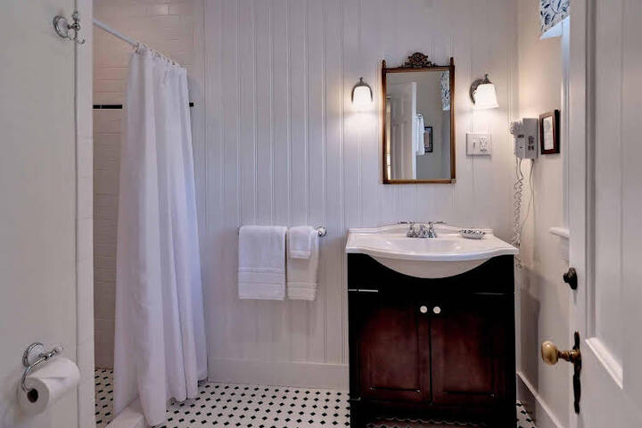 Bentley Manor Inn - thumb 5