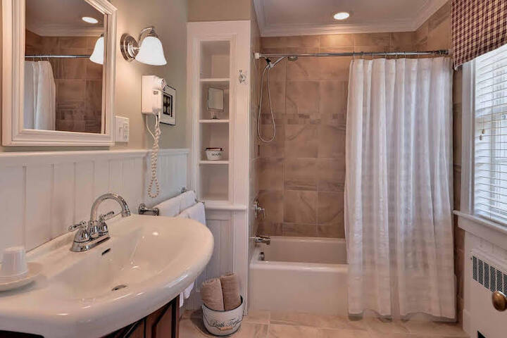 Bentley Manor Inn - thumb 1