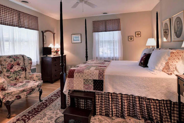 Bentley Manor Inn - thumb 0