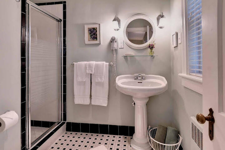 Bentley Manor Inn - thumb 4