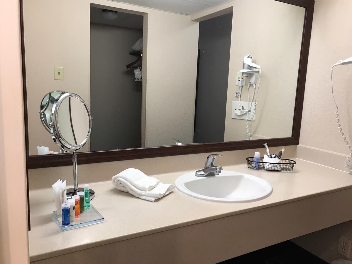 Radisson Hotel Louisville North - thumb 8